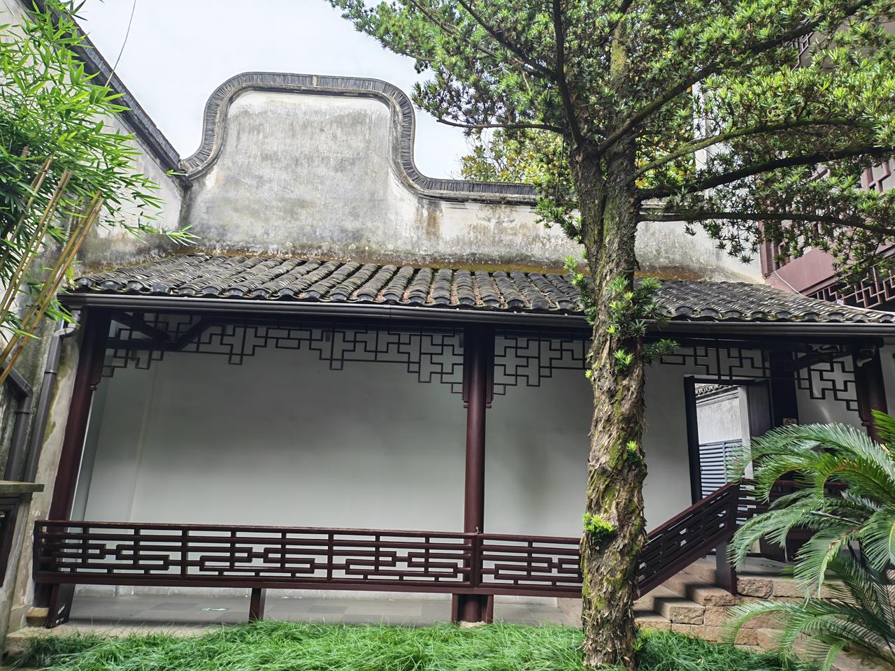 其实好多临近退休的教师都选择躺平。

所谓的躺平是放弃职称评选的躺平，而不是教学