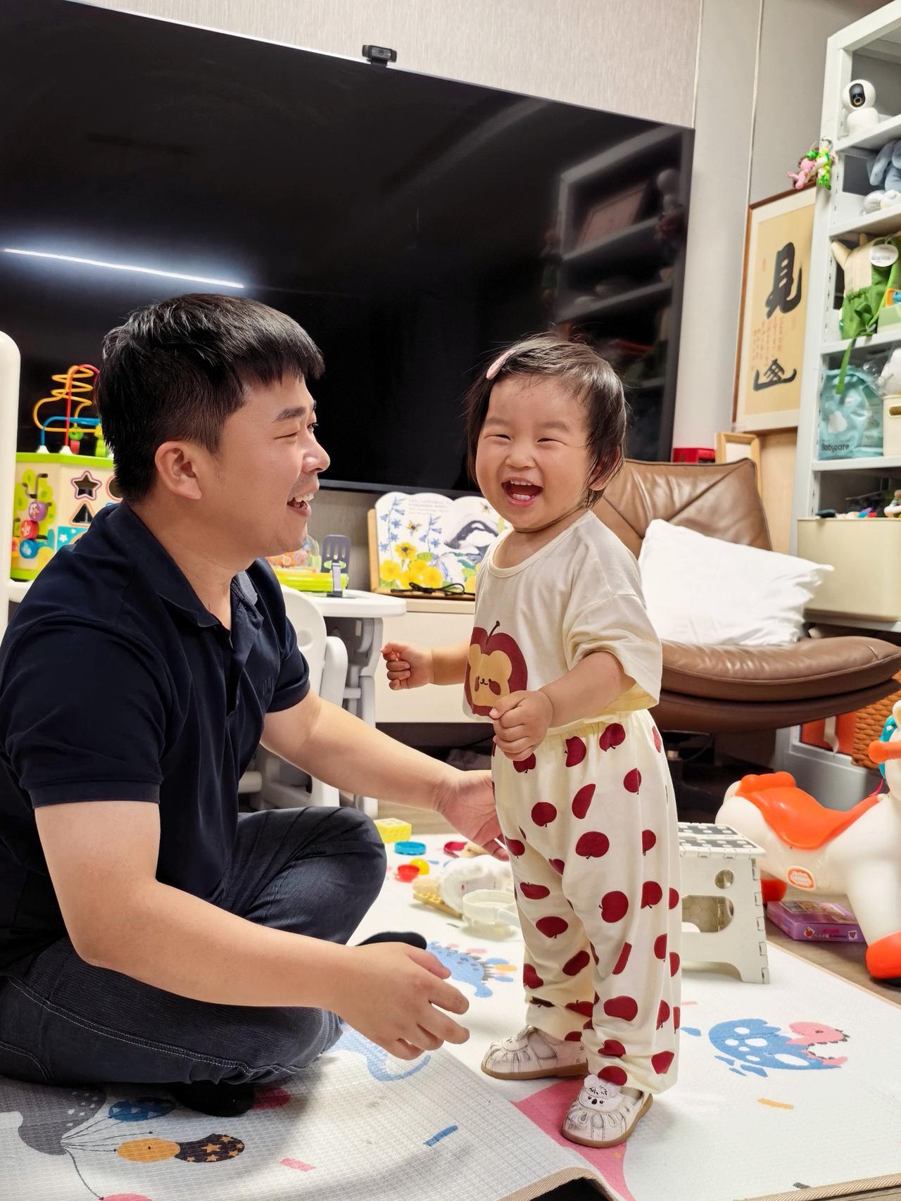 研研会走路了，趴了𝟏𝟓个月的宝宝。昨日𝟖月𝟏号，又有一个中国人从此站了起