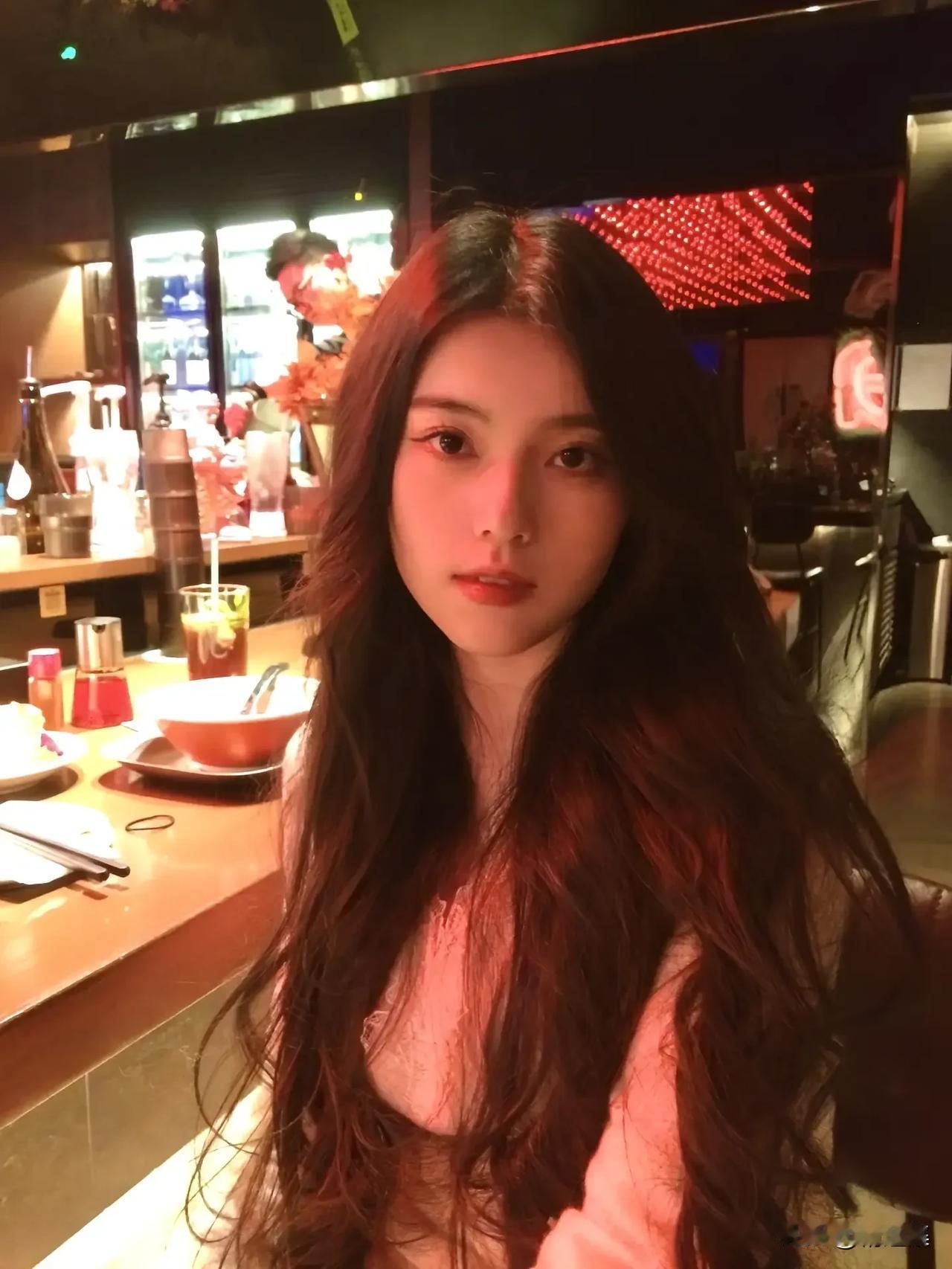 红妆美人坐，灯影映秋波。