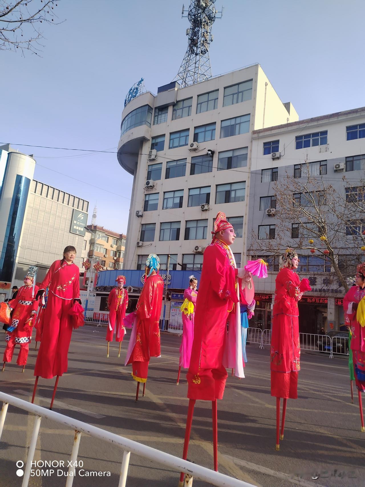 今天是正月初七，听说今天有秧歌表演。我去年就看了，挺喜庆的。听说今年更热闹，一早