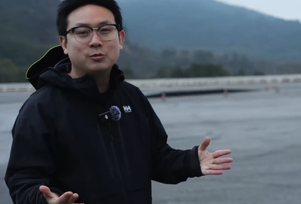 飞坡测试戳破豪华SUV滤镜汽车圈四车飞坡横评火了！高速飞坡接急弯，多数车落地弹跳
