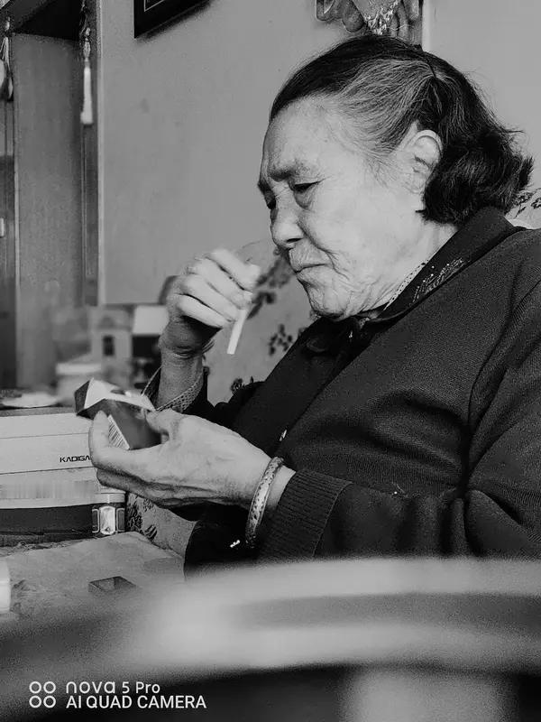 人老了,最值钱的是什么呢? 人到暮年，最珍贵的并非存款与名利。就说隔壁王婶，她常