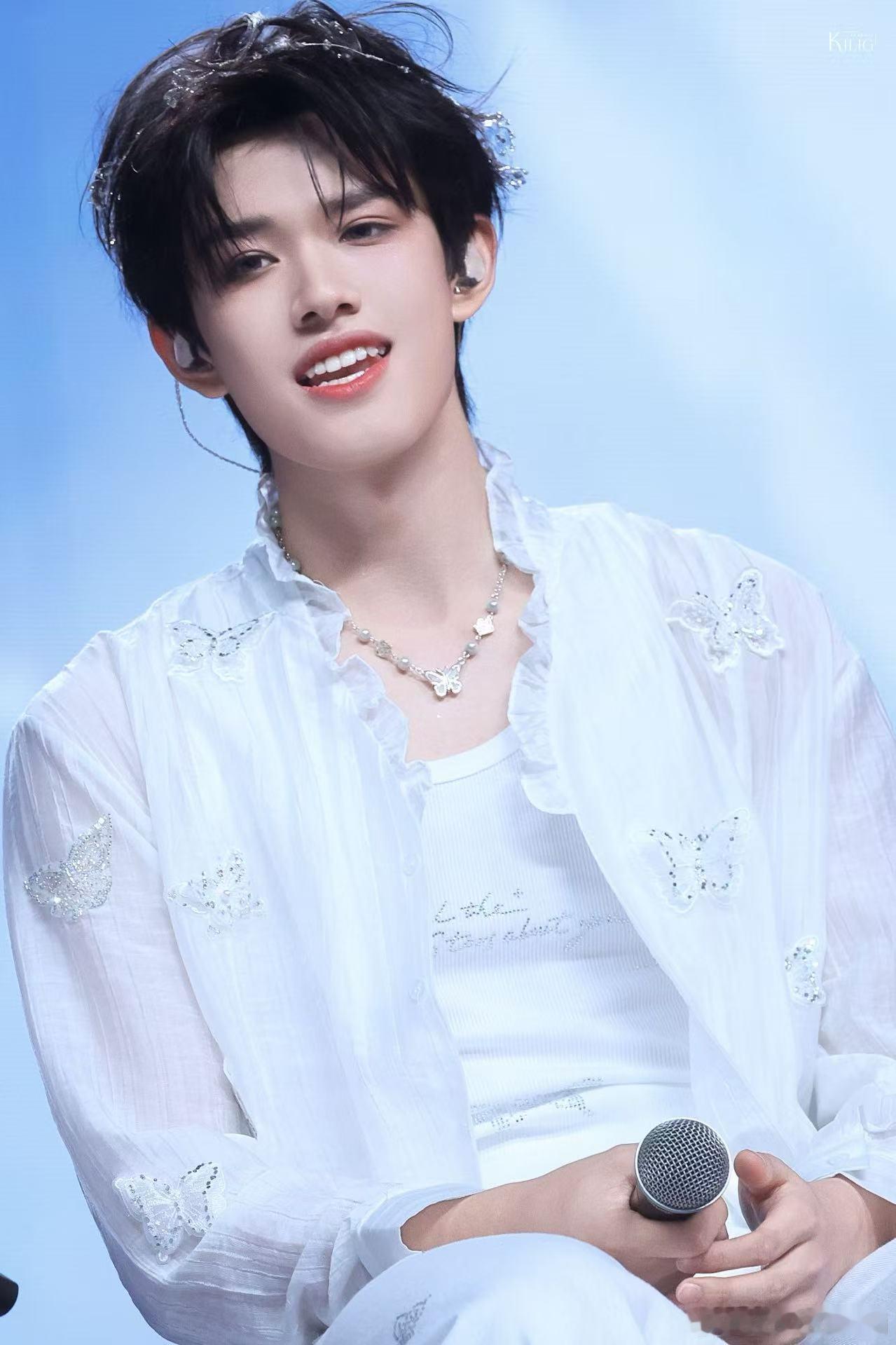 张极 再浪漫一下 少年感拉满的舞台谁不爱，张极永远保持着对音乐的热爱，浪漫又真诚