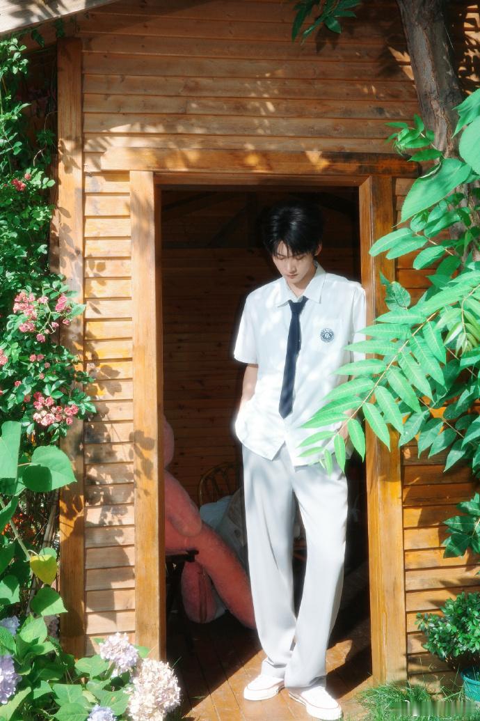 周柯宇夏日校服少年感夏日限定周柯宇 周柯宇更新夏日照片，白衬衫校服搭配木屋繁花，