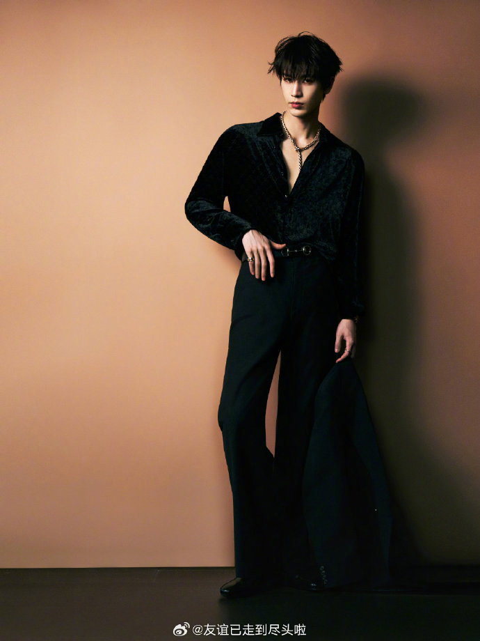 宋威龙张凌赫深VGucci男宋威龙和张凌赫，今晚都是深V Gucci男郎 张凌赫