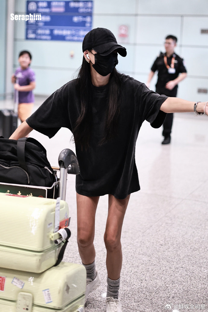 江语晨回国有点佩服这个临场反应，简简单单一句话，杀伤力直接拉满。江语晨智斗代拍江