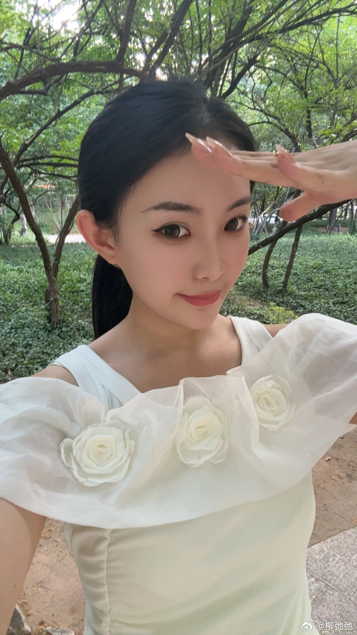 【扎心了】38度高温拍外景，我直接裂开！🥵防晒已经补到第三层，妆容还是扛不住往