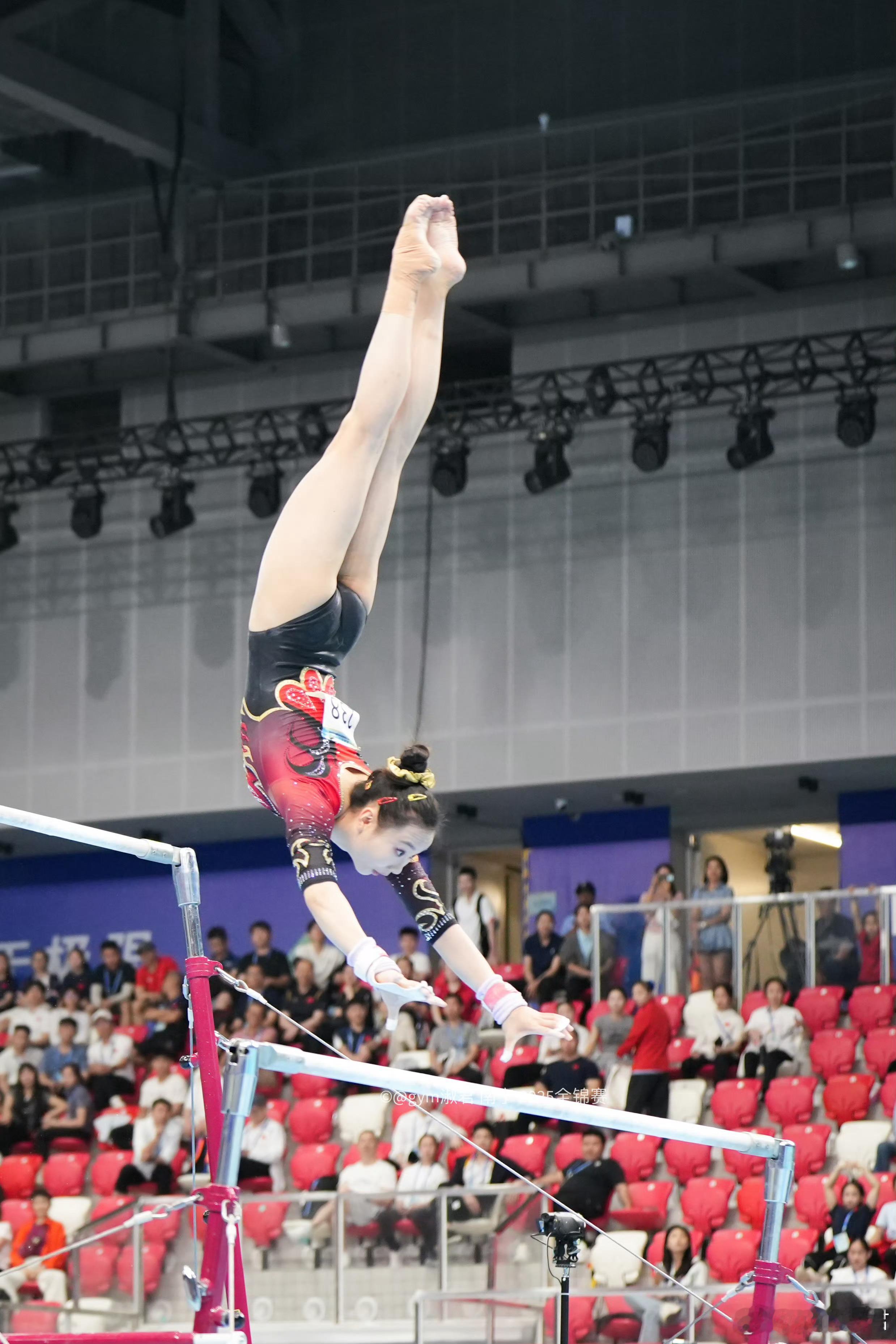 杨凡予微 恭喜微微，第一次参加世锦赛就收获高低杠铜牌🥉 ​​​