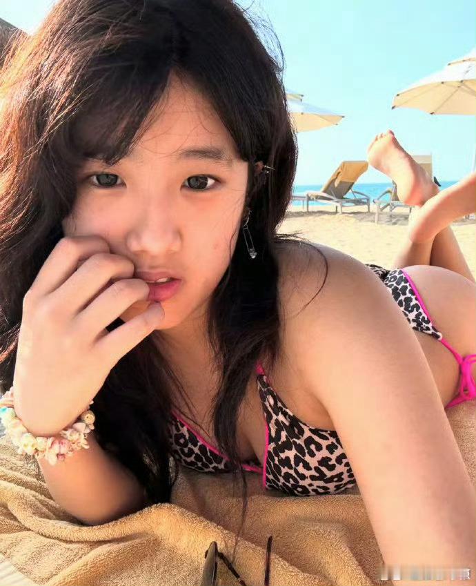 贾静雯19岁大女儿晒海边比基尼照 年轻时的贾静雯第二图，也有婴儿肥。 
