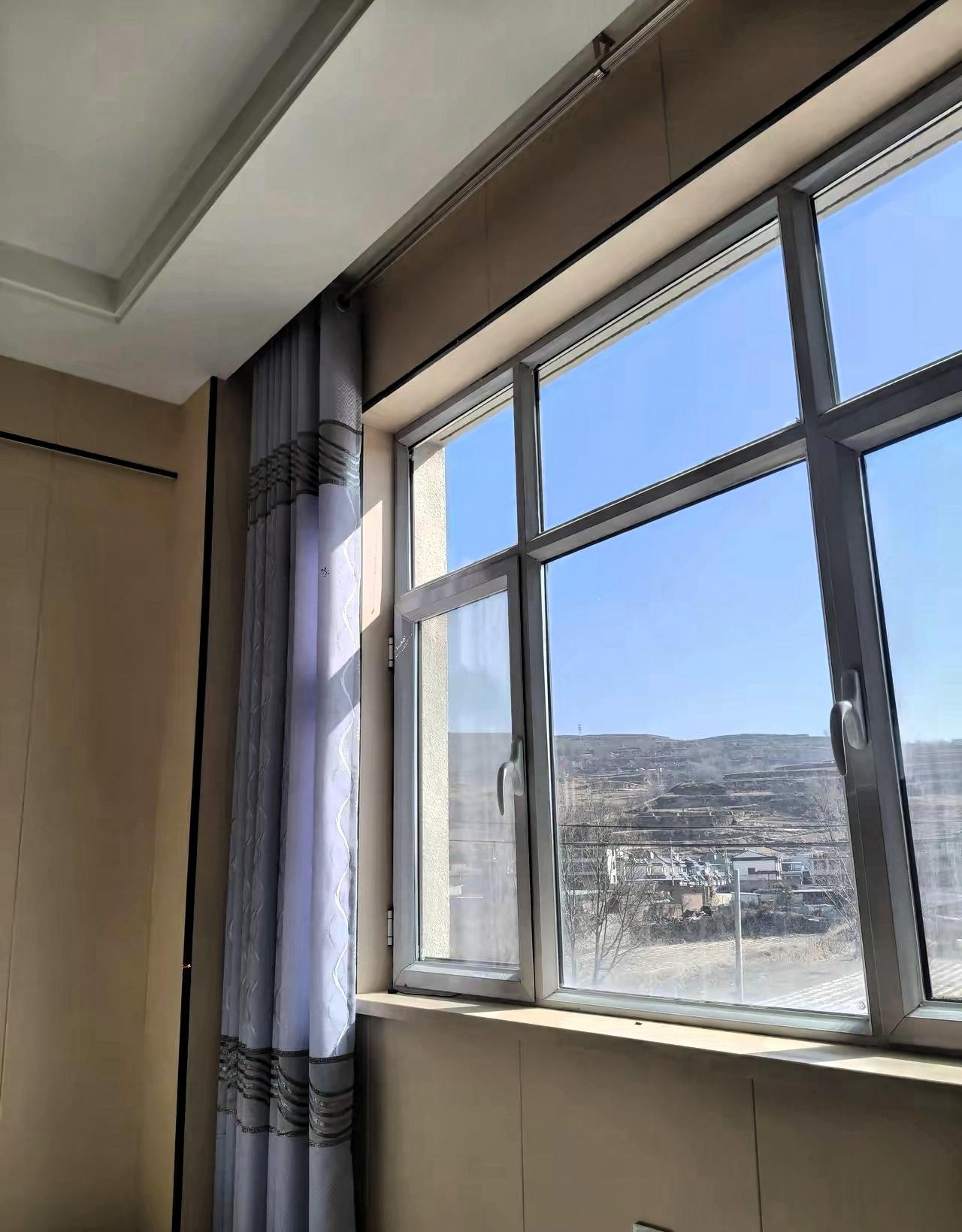 我打了公司领导一拳头，领导立即报警了。经过警察的调解，我赔了领导50W，领导在谅