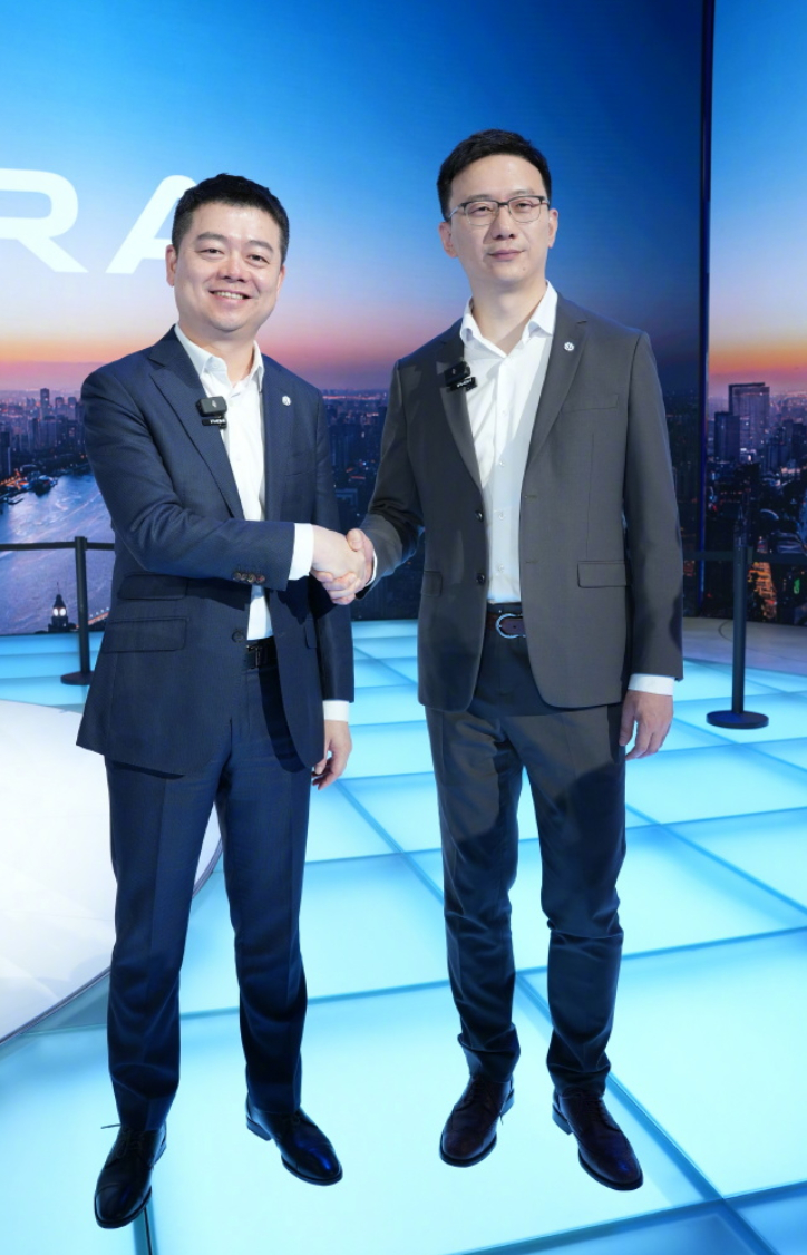 好家伙，没想到一汽大众和上汽大众两位老总同台了，南北大众定终身，在台上商业互夸对