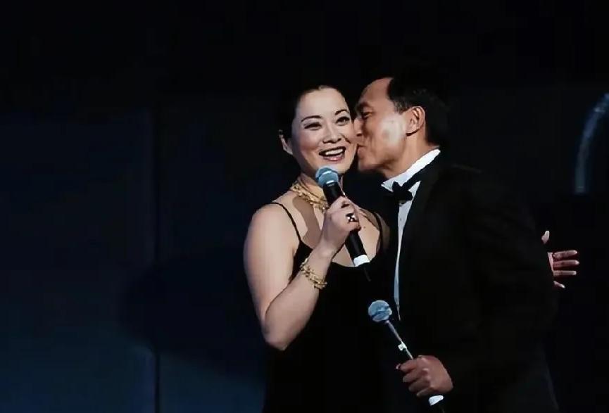 毛阿敏和丈夫解直锟的爱情也算是一段佳话。毛阿敏是华语乐坛的传奇歌手，她的歌声深情