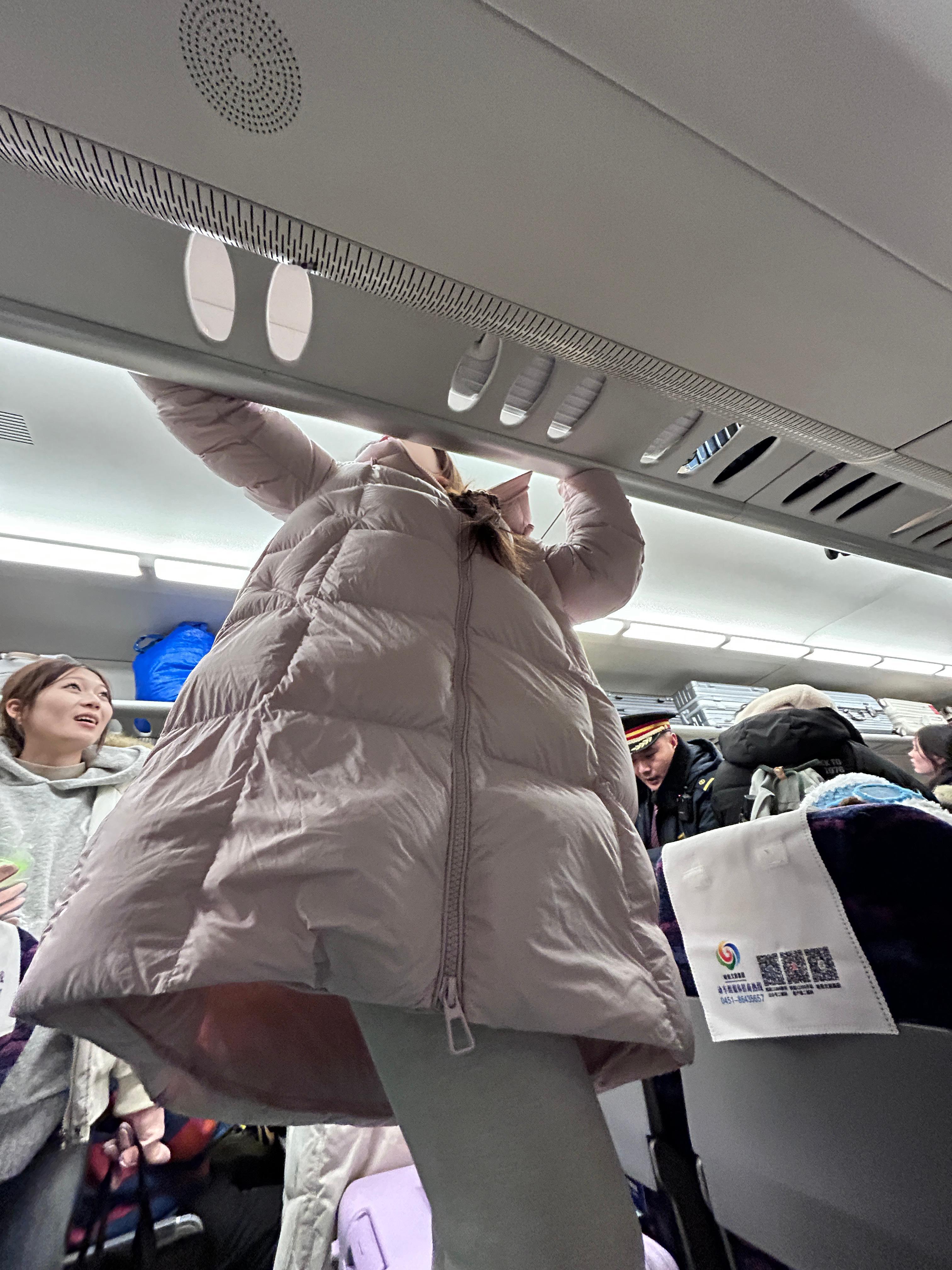 太搞笑了！直接在高铁当热心市民了。蹭的一下爬起来帮忙搬箱子感觉自己好伟大像个英雄