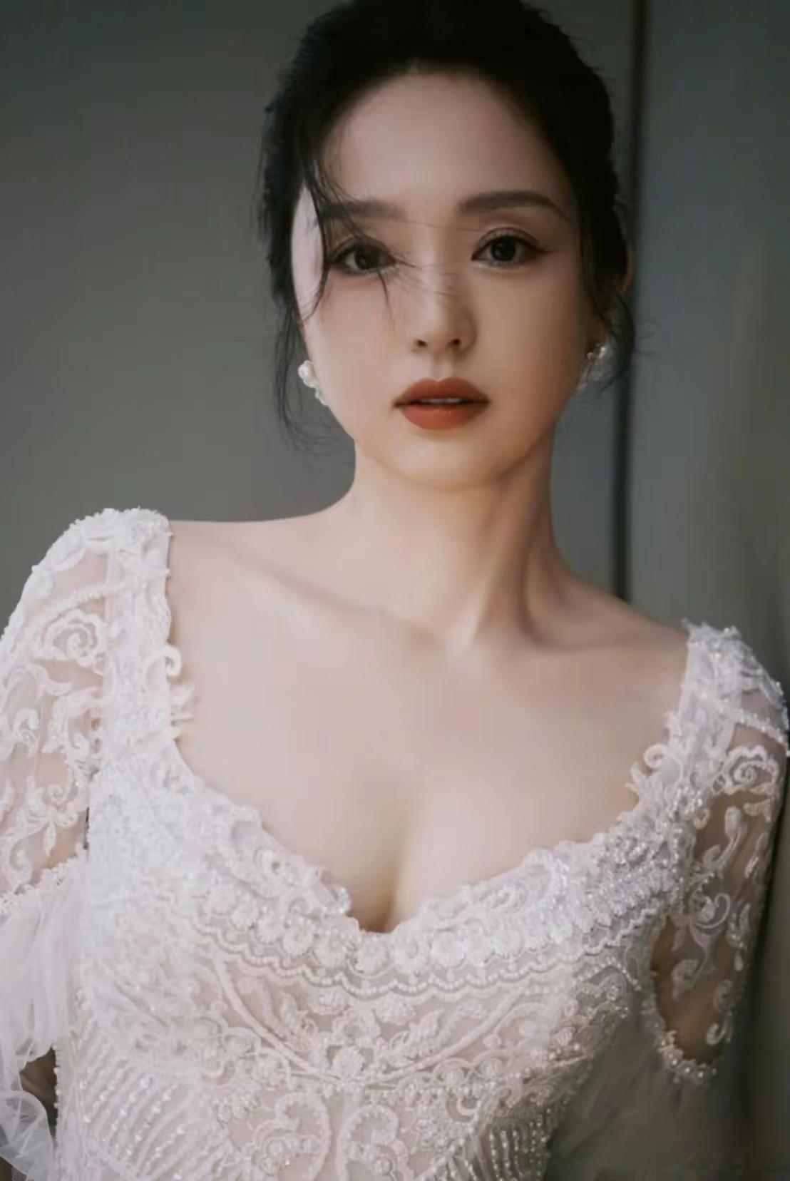 这下好了！
​不仅高芸翔知道了，
​广大网友也全都知道了，张维伊新婚之夜第二天就