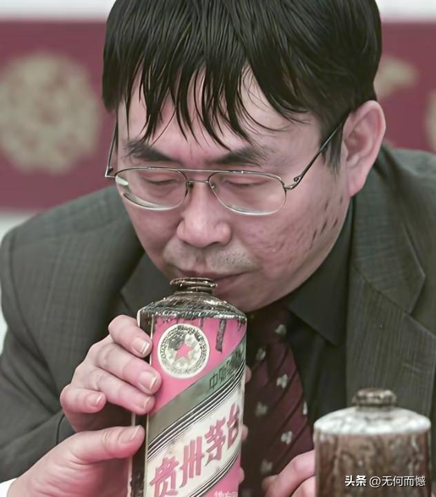 聂卫平手里拿的这瓶茅台酒，看起来年代十分久远了，装酒的瓶子以及上面的商标，都显得