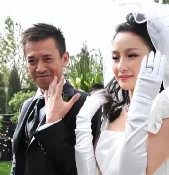 2009 年，王学兵娶了美女孙宁，孙宁又买房又办婚宴，结果所有的礼金，却被王学兵