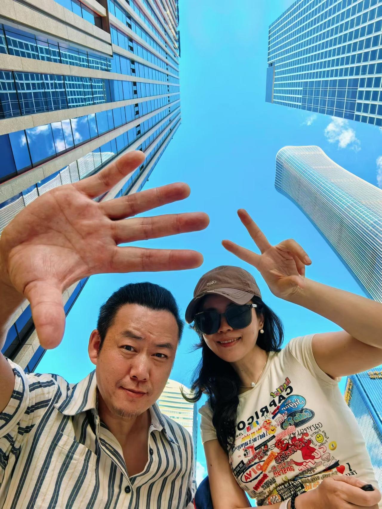 这些年，好多朋友都搬到了北京郊区。
有个大哥，老北京人，孩子上去国外上大学了，老