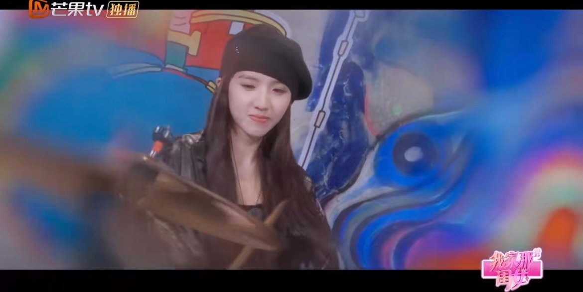 苏晓彤官宣我家那闺女 盼星星盼月亮终于等到苏晓彤！看她和小伙伴聚餐时笑出小梨涡超
