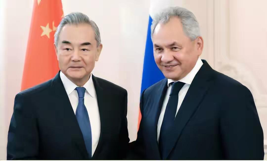 王毅年末点名警告日本，石破茂说对了，日本战机坦克再先进也没用