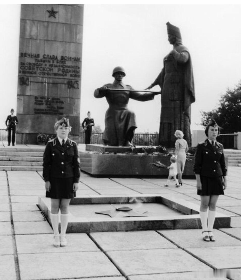 小学生在胜利广场纪念碑前站岗，该纪念碑纪念在伟大卫国战争中牺牲的莫尔多瓦士兵。纪
