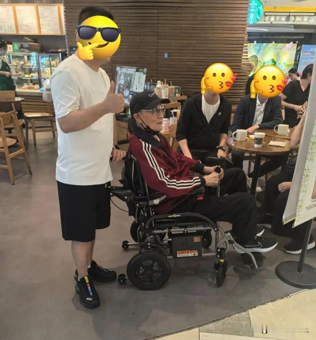 7月20日，谢霆锋发出讣告，父亲谢贤去世，享年89岁。

谢贤最后一次出现在大众
