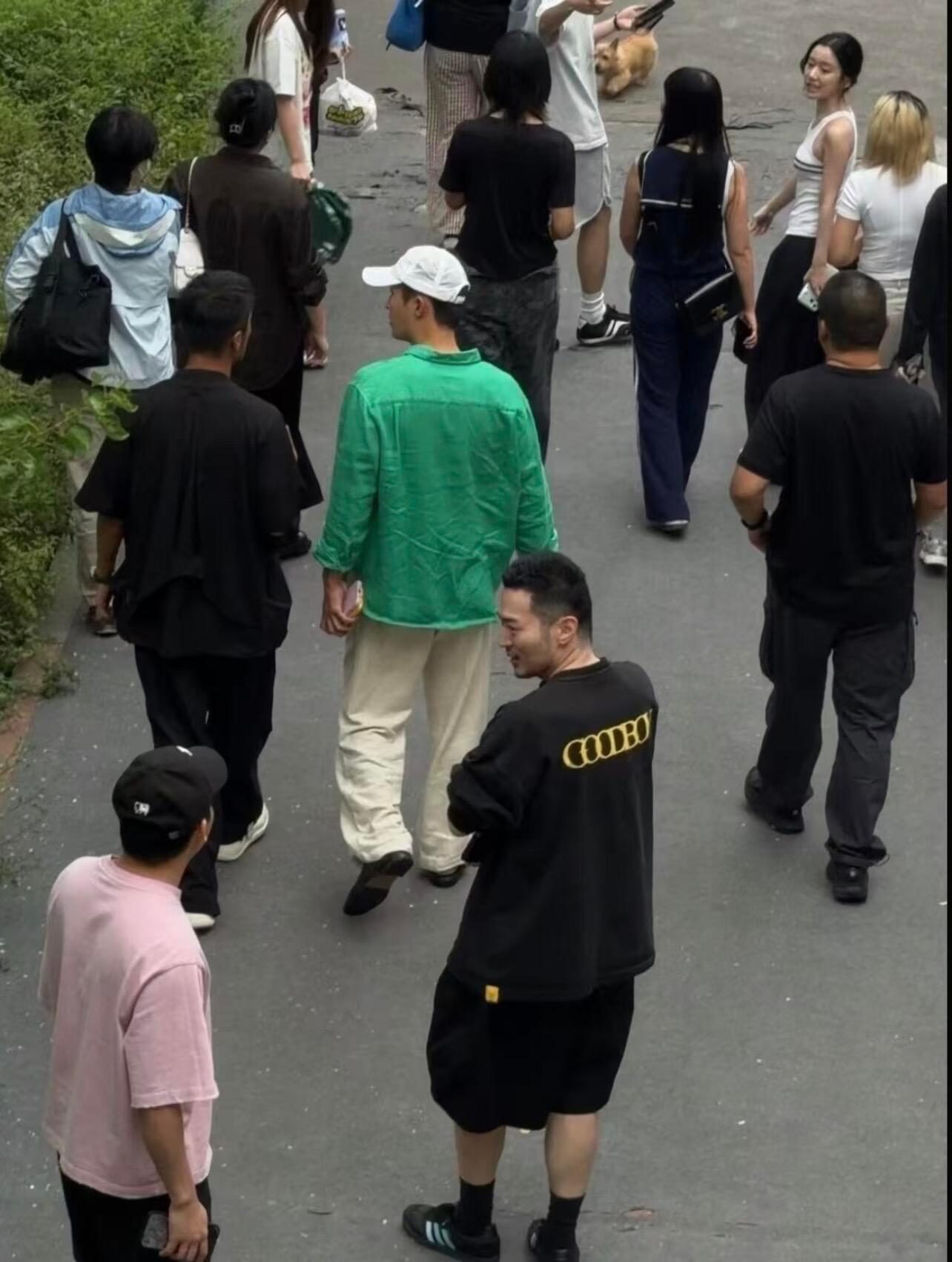 黄景瑜︱宁夏路透20260817今天在石嘴山市大武口区委的黄景瑜，身边都是剧组工