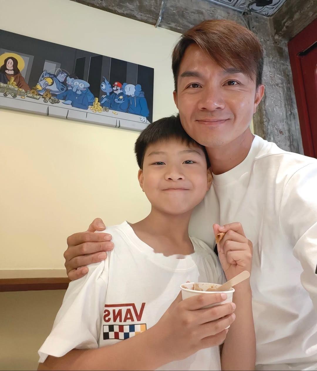 父亲节 胡诺言晒和儿子合照 ​​​