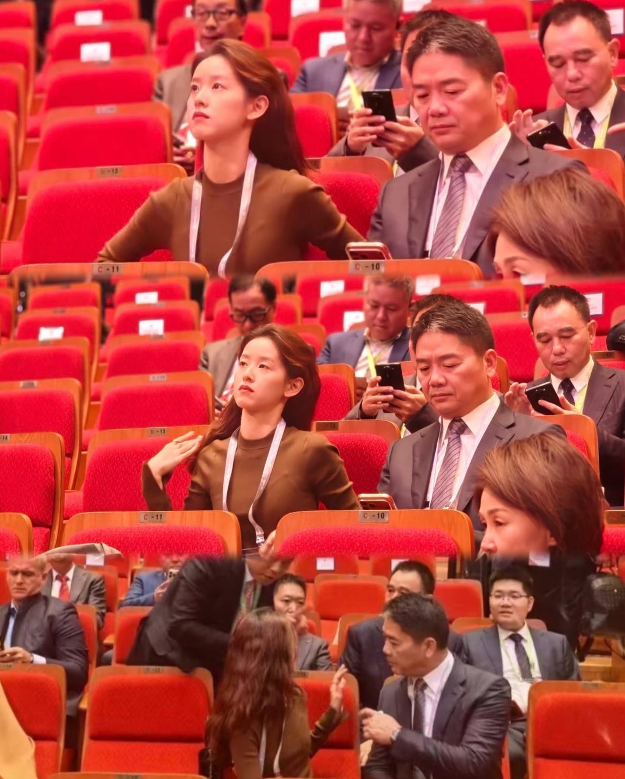 如今的章泽天已经是钮钴禄·泽天，看她的眼神就懂了，刘强东搀扶她走路，让人想到黄晓