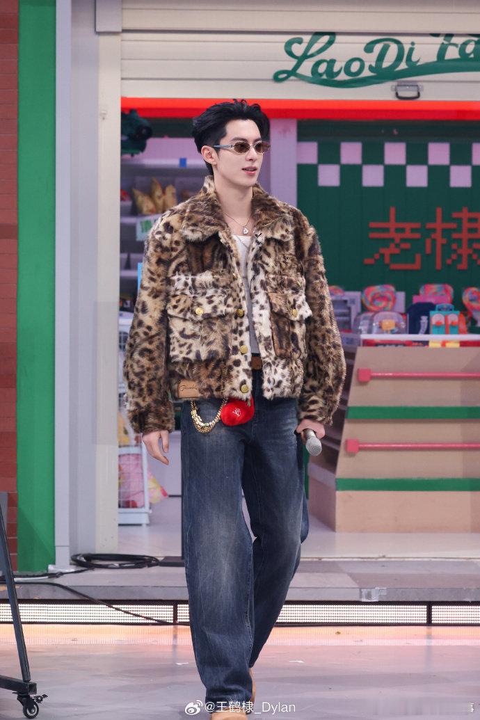 王鹤棣小小绕口令轻轻松松拿下 棣棣实力藏不住！绕口令张口就来轻松拿下，豹纹背头凸