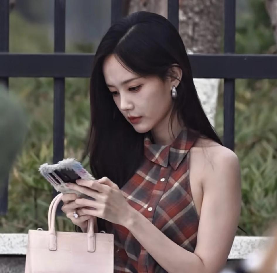 看了一会李一桐剧，和我老公说：“这余梦的手机真的看起来比苹果还高端，就是这手机壳