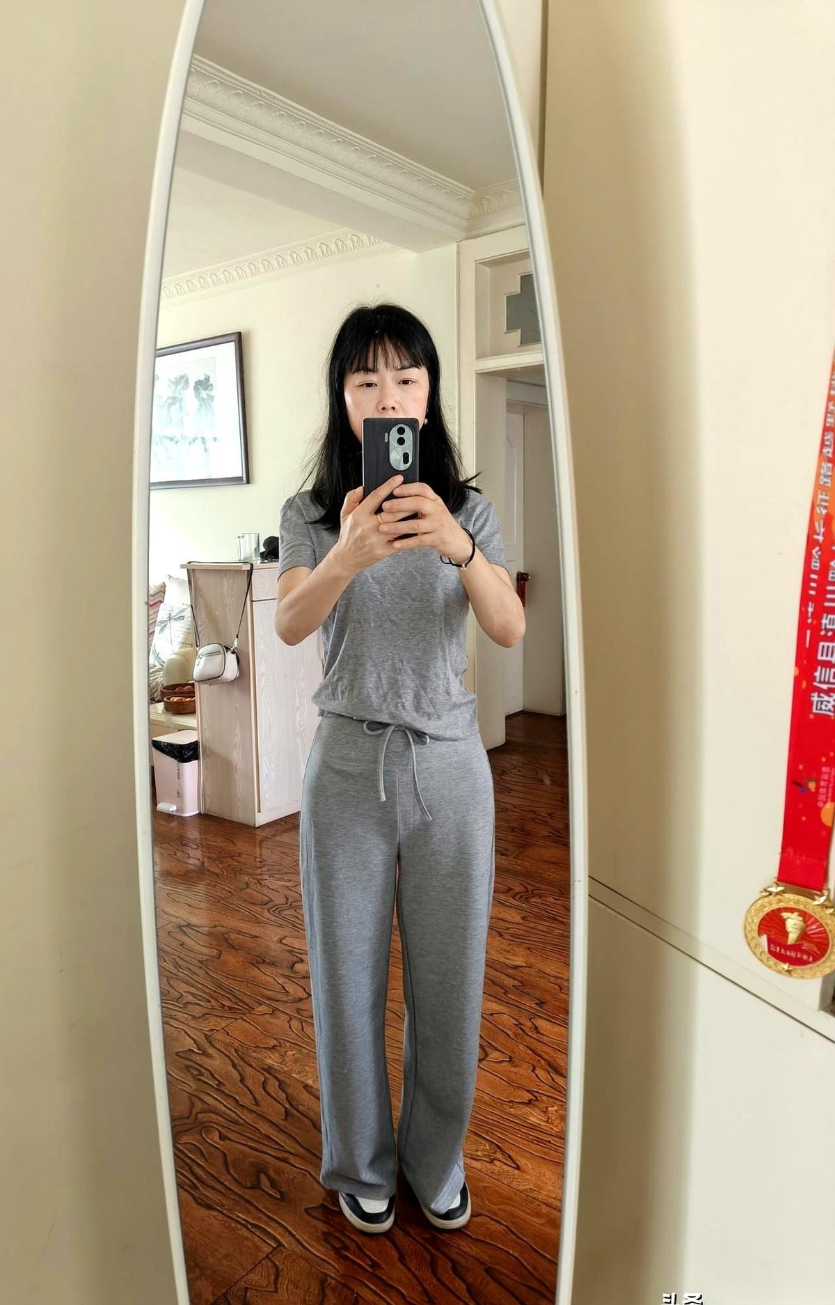 女儿微信弹出来：“妈，给你买了套浅灰色T恤和裤子，还有燕窝。”
我手指飞快敲回去