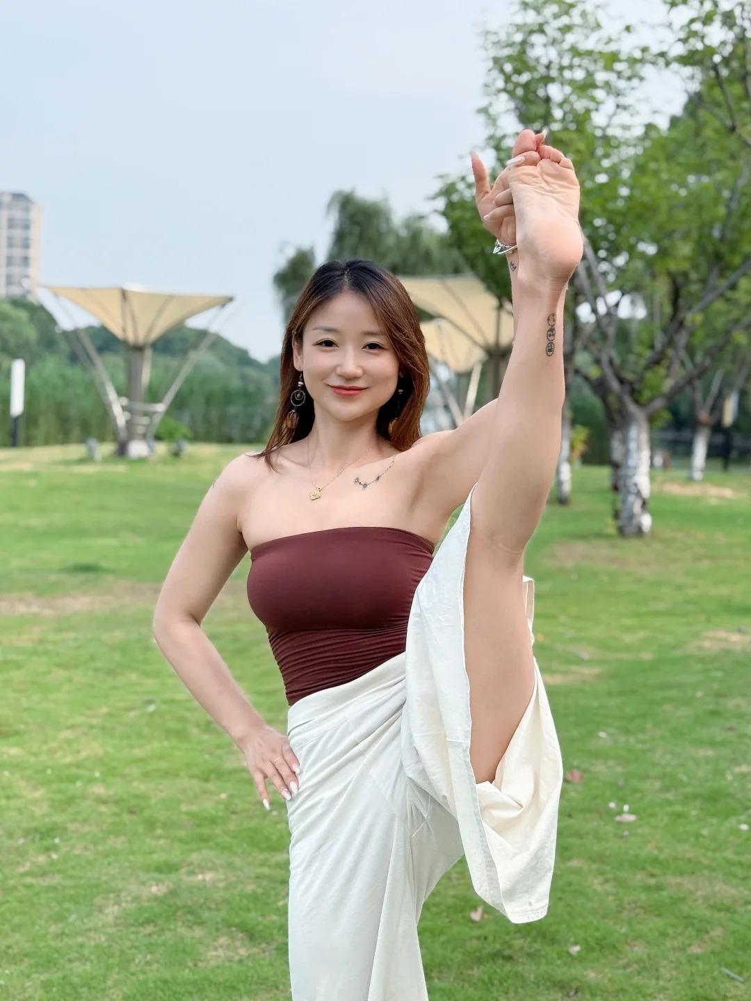 不必困在狭小教室，把瑜伽搬进山野清风里，才懂身心舒展的真谛。踩在铺满落叶的草地，