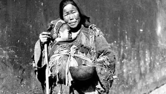 1949年，一位衣衫褴褛的妇人，带着孩子，来到平江县委门口，见到县委书记后，她立