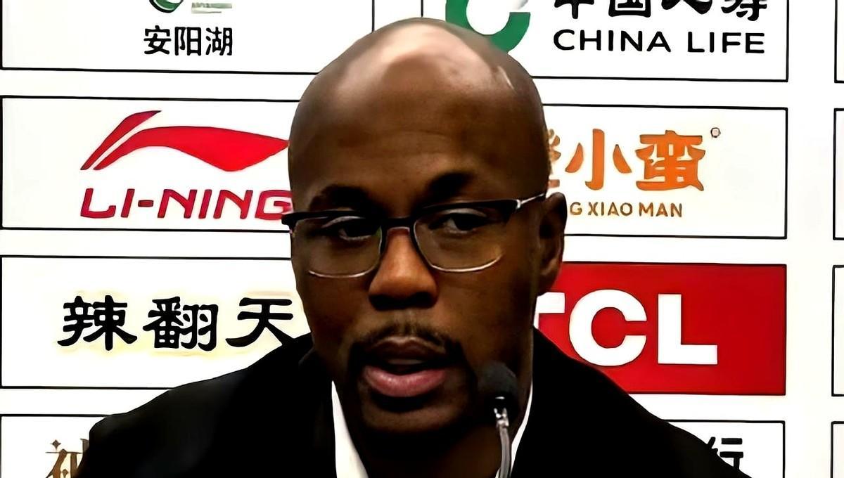 赛前专门为他画的防守战术板，赛后成了废纸。
对手的外援挠着头承认：“针对他的布置