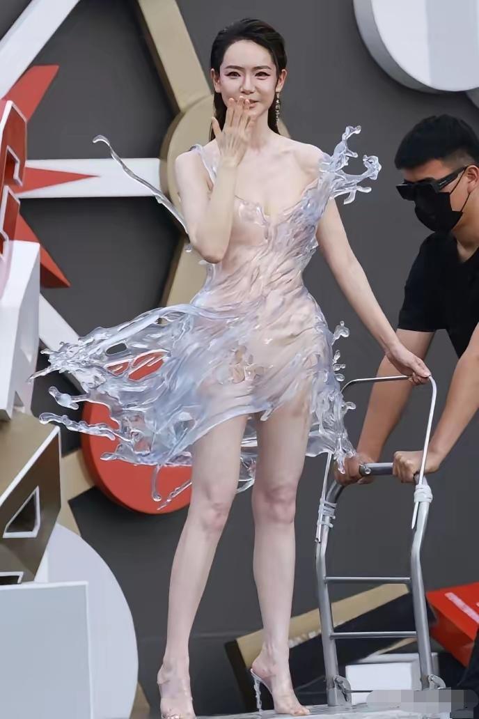 呵呵。戚V这身衣服跟没穿衣服一样的啊，妥妥的皇帝的新衣哦。

现在的演员为了博眼