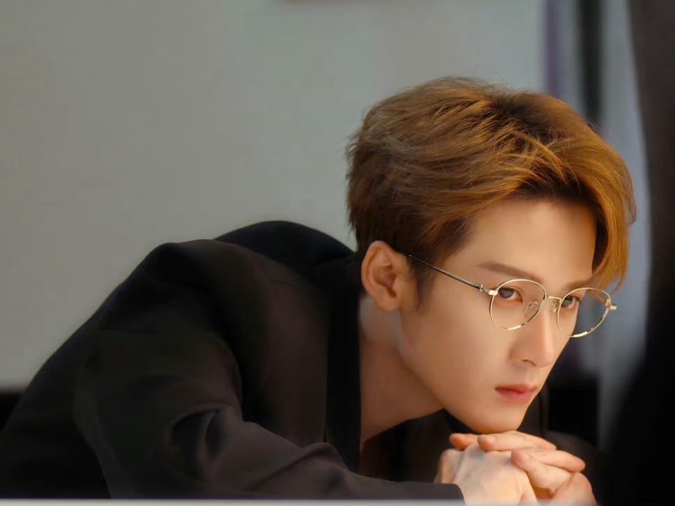 你告诉我说这一个是拍牙膏广告，一个是拍螺蛳粉广告？ 