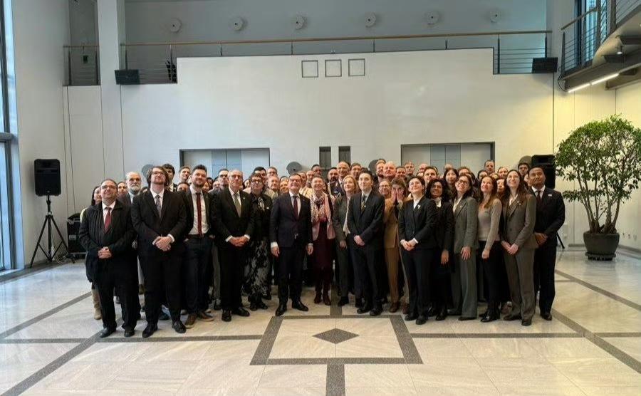 德国外长瓦德富尔与德国驻华使馆工作人员合影 ​​​