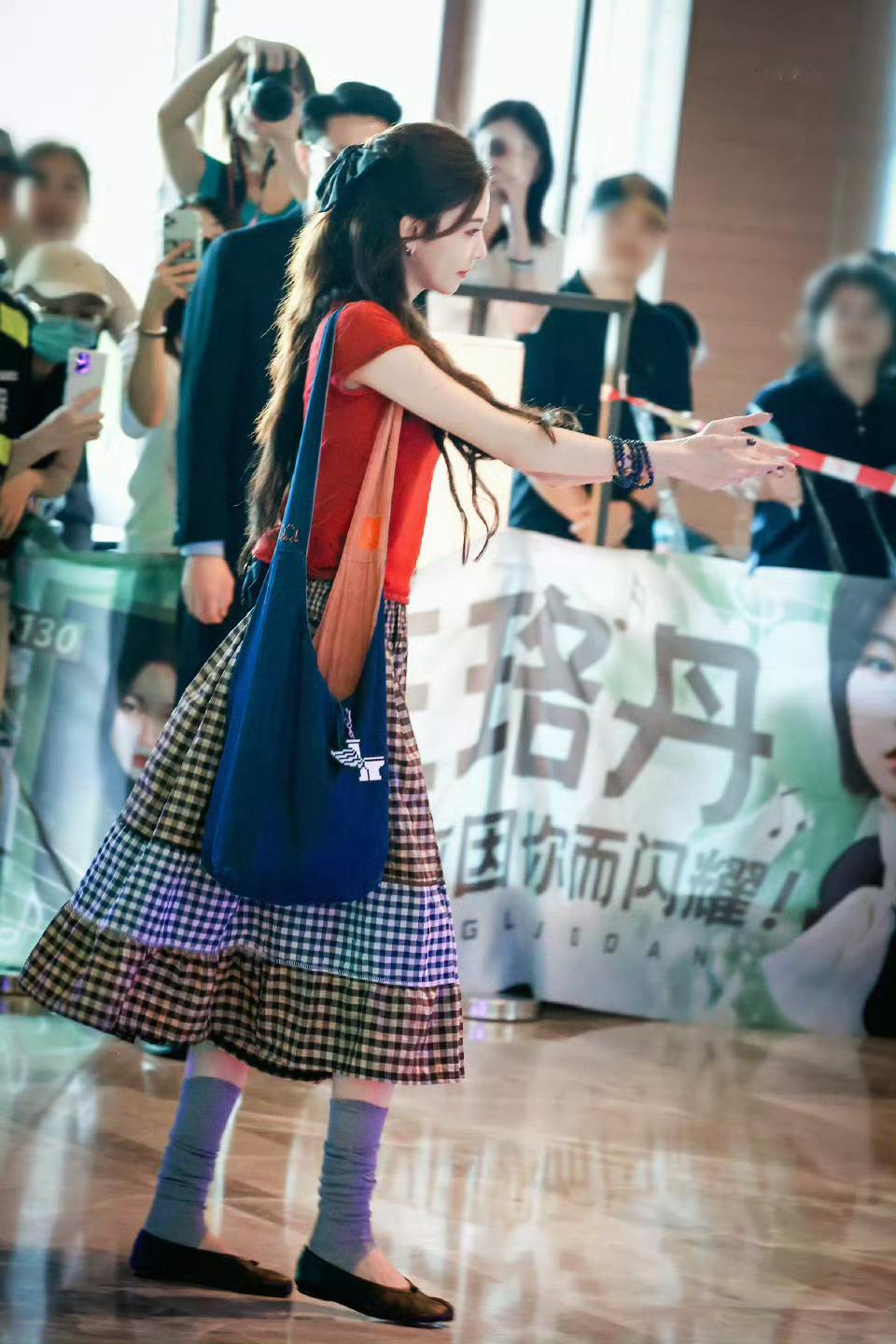 宋妍霏美成这样了宋妍霏太会穿搭了！红T恤格纹裙亮丽可爱的艺术系学姐即视感[开学季