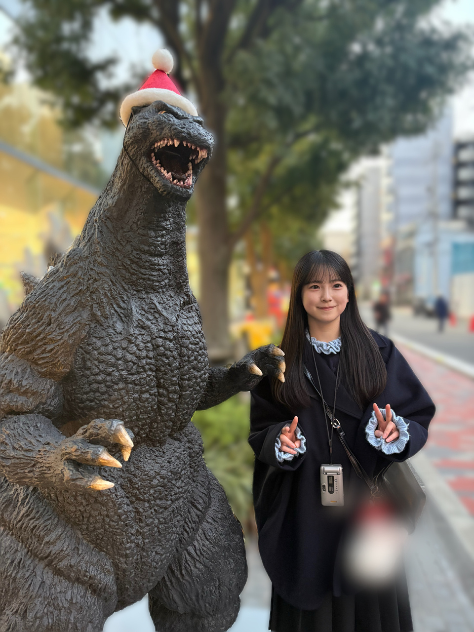 鈴木佑捺「サンタ帽も似合うのね（二回目）　ある日ねクリスマスゴジラに出会いました