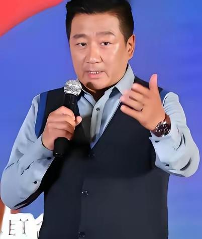 演员丁勇岱说：“2000年的时候，在北京站要进站，一个警察瞅见我，冷不丁就做出掏