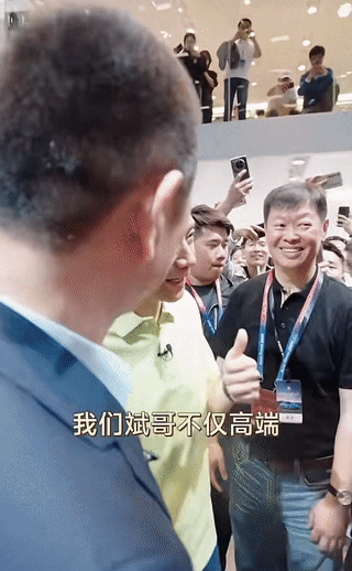 #雷军说李斌既能又能# 雷总说话挺好听，今天与各大车企老板同框交流，夸了不少车企