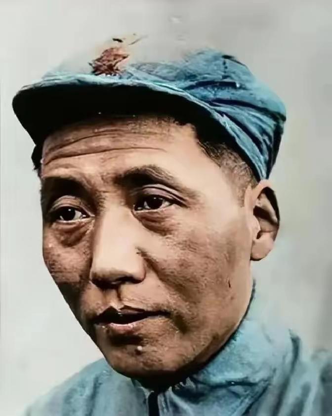 图片的这位老人，
您路过看到应该也会自觉的送束花吧。。。