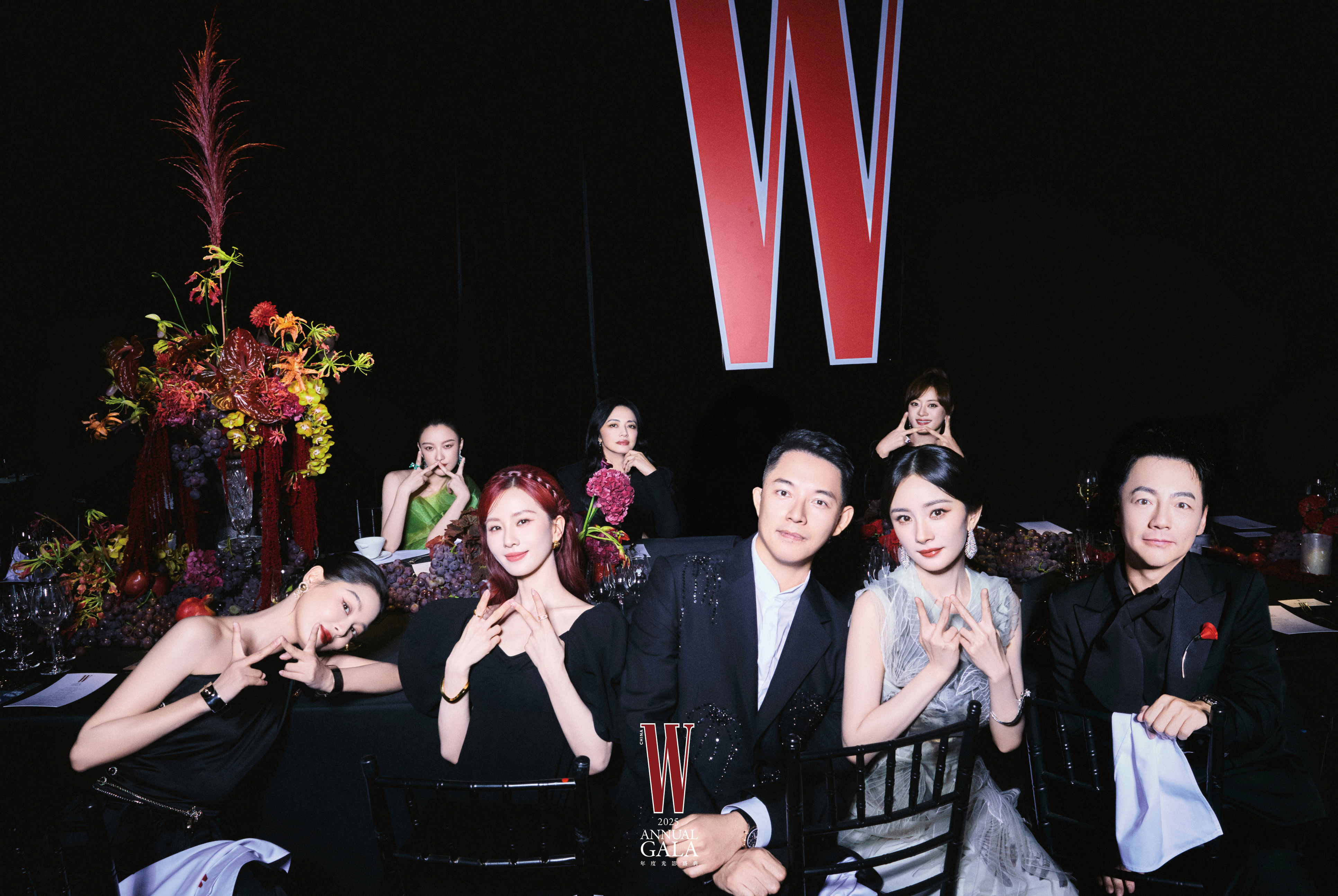 W盛典晚宴合影一眼望到俺娘[捂嘴哭]杨幂就在孙俪、孙赛赛、Mix Wei的中间～