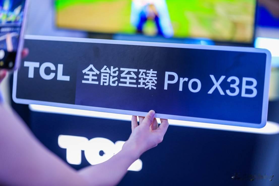 很多人喜欢OLED的画质，又担心它不够实用：晚上看电影确实很爽，可白天一开窗，屏