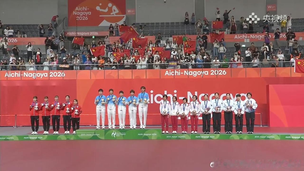 9月24日韩国队和朝鲜队颁奖典礼站一起都是季军 ，看着好尴尬。名古屋亚运会乒乓球