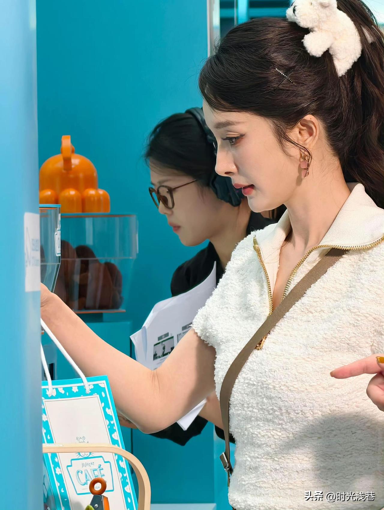 大幂幂的侧颜好美！线条感柔美又立体。幂幂美照