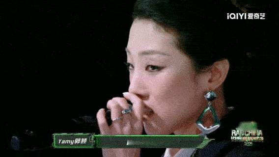 yamy安慰哭了的盛宇yamy盛宇唱哭了说唱巅峰对决2026 舞台落幕之后的互动