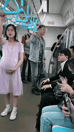 路不平有人铲，事不公有人管，公交上的一幕真的看哭了！
眼镜小伙好心给孕妇让座，