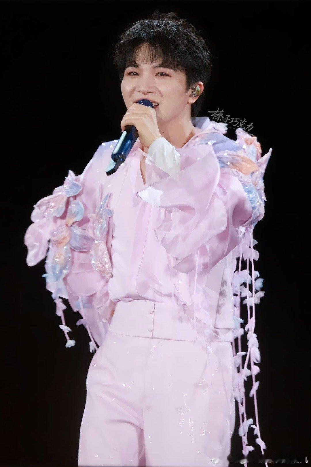 周深聊给自己贴标签 从歌声到思想，周深始终在给我们带来惊喜。关于标签的讨论让我们