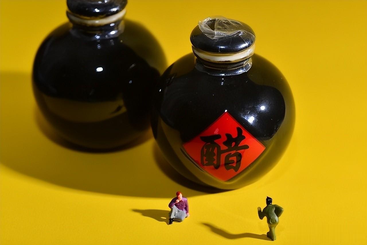 甘草和陈醋是绝配，放在一起太厉害了，试了2天超管用，赶紧试试
陈醋可以泡蒜，做酸
